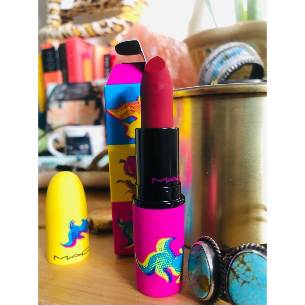 👄🌚💄*FREE MAC powder kiss moon masterpiece lipstick!!